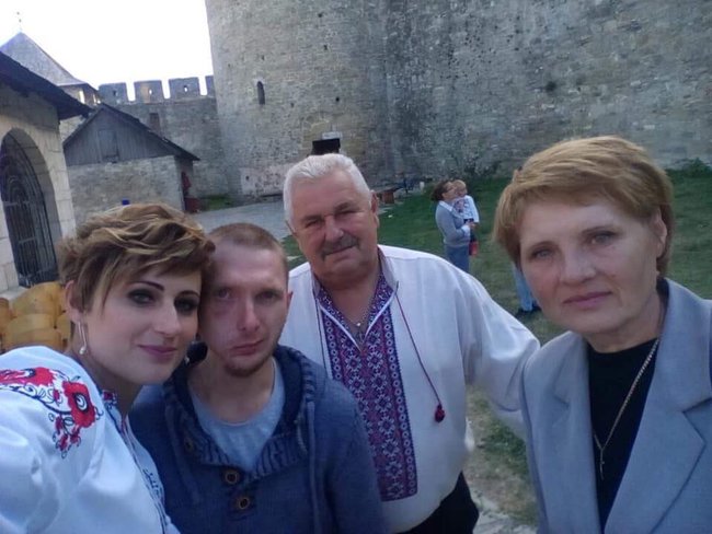 Народний герой України в Хотині: шість недержавних нагород вручили у дворі старовинної фортеці на Буковині 11