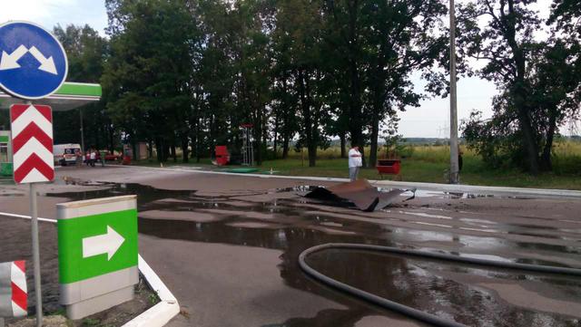 Автомобіль на Київщині врізався у газовий модуль АЗС, є жертви, - ДСНС 02