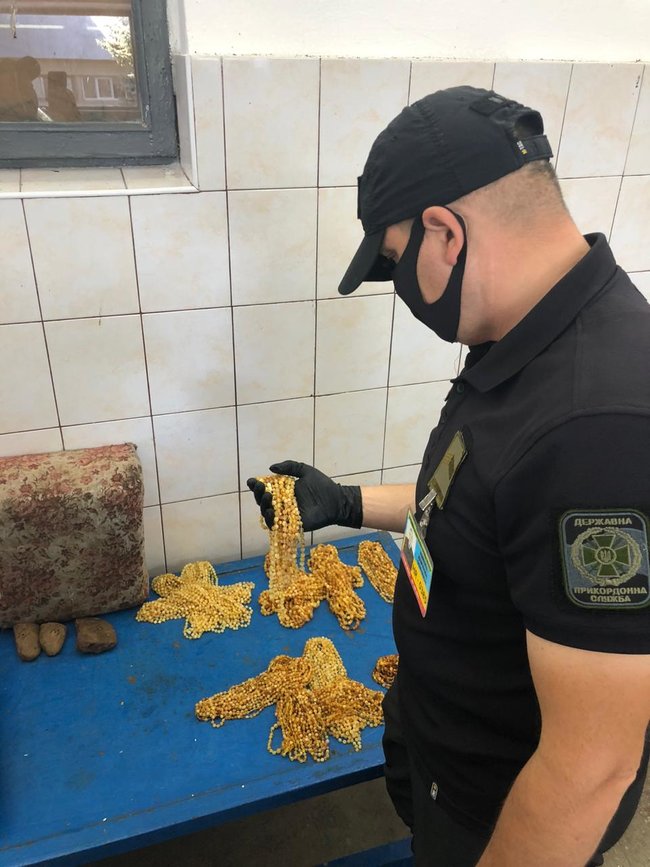 На кордоні з Румунією в мікроавтобусі виявлено 505 виробів з бурштину та 20,3 кг необробленого каменю, - Держприкордонслужба 04