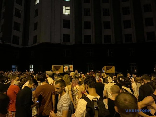 Протестуючі проти закриття дискотек влаштували танці під Кабміном 06