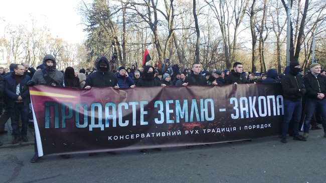 Митингующие против рынка земли установили под Радой палатки 11