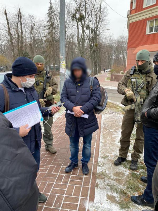 НАБУ совместно с СБУ задержало двух человек при даче взятки в $25 тыс. главе Госгеокадастра Лещенко 01