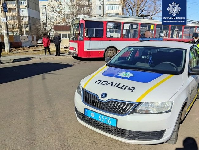 Військовослужбовець побив жінку-водія тролейбуса в Миколаєві за здачу помятими купюрами 03