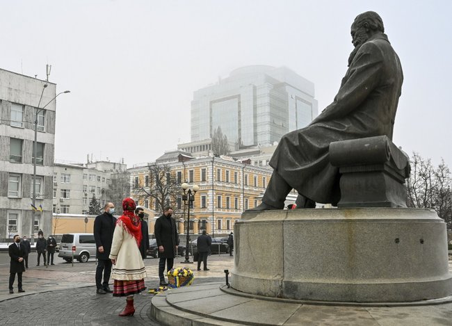 Ukraine leaders lay flowers at monument to Hrushevsky 08
