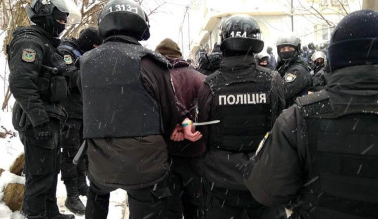 Turmoil outside Kyiv-based court: 36 persons detained, three brought charges against, weapons seized. VIDEO+PHOTOS