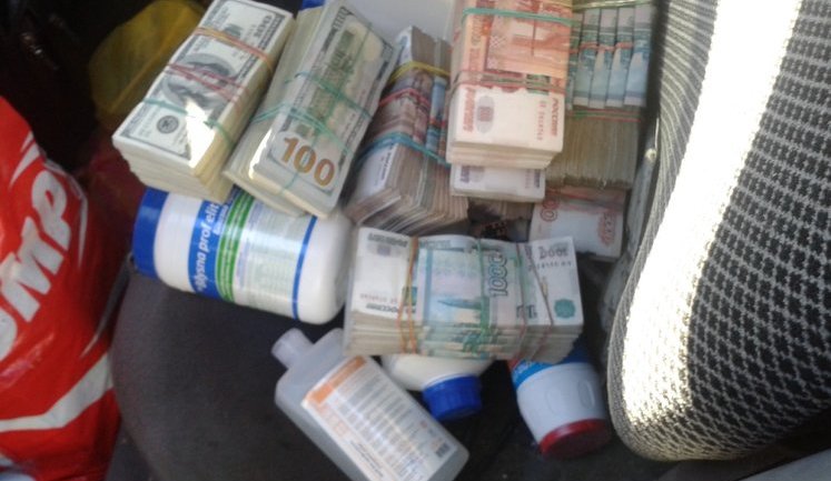 Tax police thwarted attempt to smuggle 10M rubles, $100,000 into occupied Donbas. PHOTOS