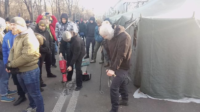 Митингующие против рынка земли установили под Радой палатки 35