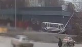 В Каменском во время движения автобуса с 20 школьниками и двумя учителями умер водитель: неуправляемое автосредство протаранило забор и фонарный столб. ВИДЕО камер наблюдения