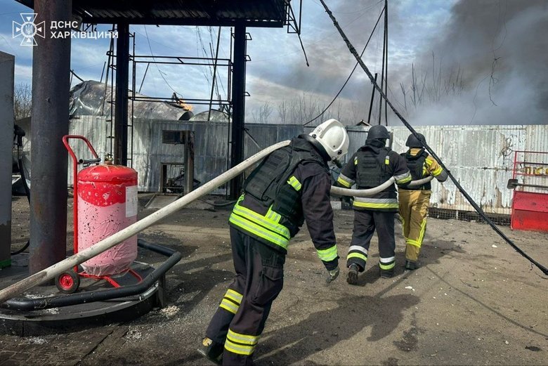 Росіяни вдарили по АЗС на Харківщині: виникла пожежа