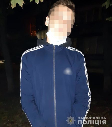 Двое подростков обрисовали палатки кандидата в депутаты Киевского горсовета 01