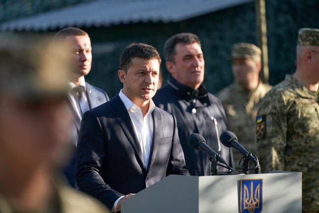 Україна підвелася на ноги, обтрусила пил і сказала ворогам: Не дочекаєтеся! - Зеленський на Донбасі 11 Україна підвелася на ноги, обтрусила пил і сказала ворогам: Не дочекаєтеся! - Зеленський на Донбасі 11