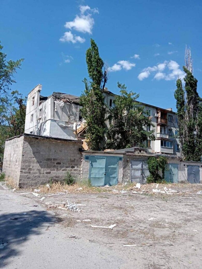 До лікарень країни продовжують доставляти жителів Лисичанська, яких росіяни обстріляли касетними снарядами в черзі по воду, - Гайдай 09
