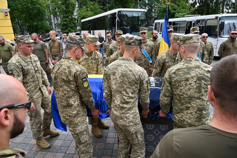 У Володимирському соборі попрощалися із загиблим у боях за Україну воїном Микитою Оптимістом Красновідом 16