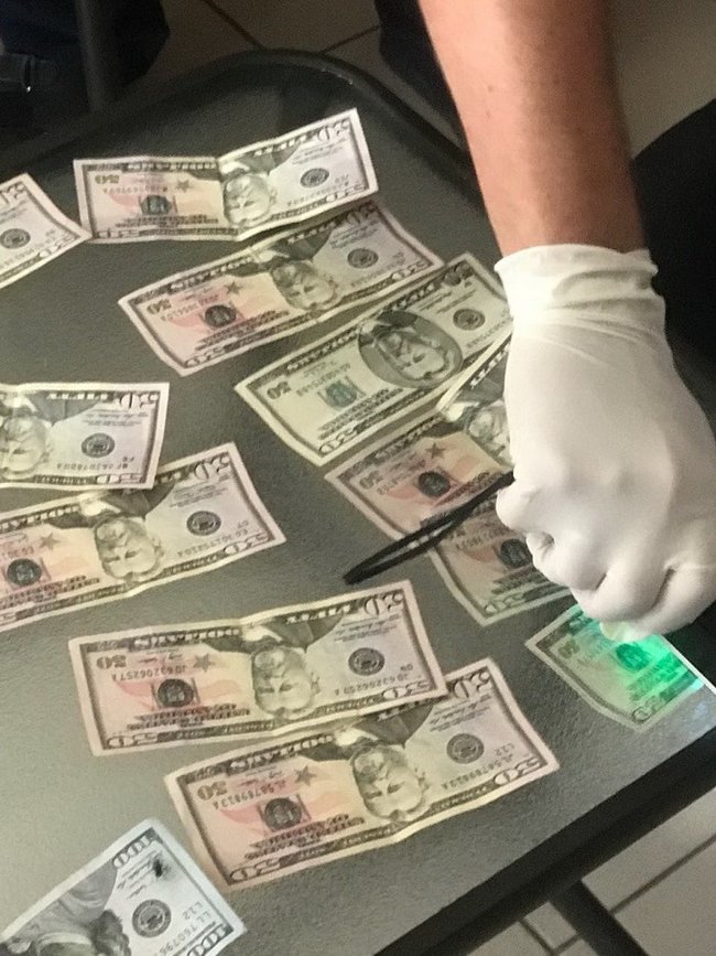 Чиновник Одесской таможни задержан при получении 650 долл. взятки, - СБУ 02 Чиновник Одесской таможни задержан при получении 650 долл. взятки, - СБУ 02