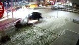 Таксист на бешеной скорости протаранил припаркованный автомобиль на проспекте Победы в Киеве. ВИДЕО камер наблюдения