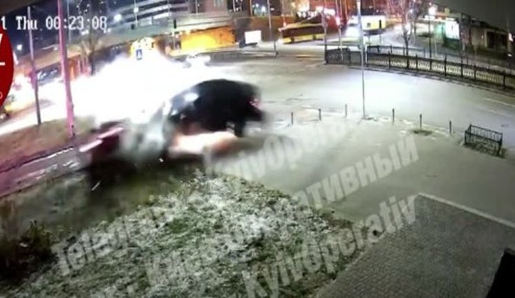 Таксист на бешеной скорости протаранил припаркованный автомобиль на проспекте Победы в Киеве. ВИДЕО камер наблюдения