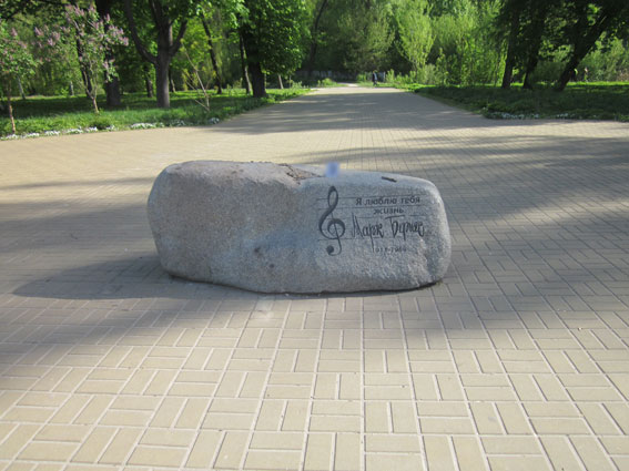 Поліція розшукує викрадачів памятника співакові Бернесу в Ніжині 01