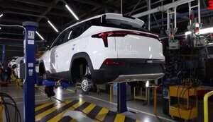 У Росії почали виробництво нового автомобіля "Москвич": "Делают их в Китае. Перед отправкой в РФ снимают несколько деталей, а тут прикручивают обратно". ВIДЕО