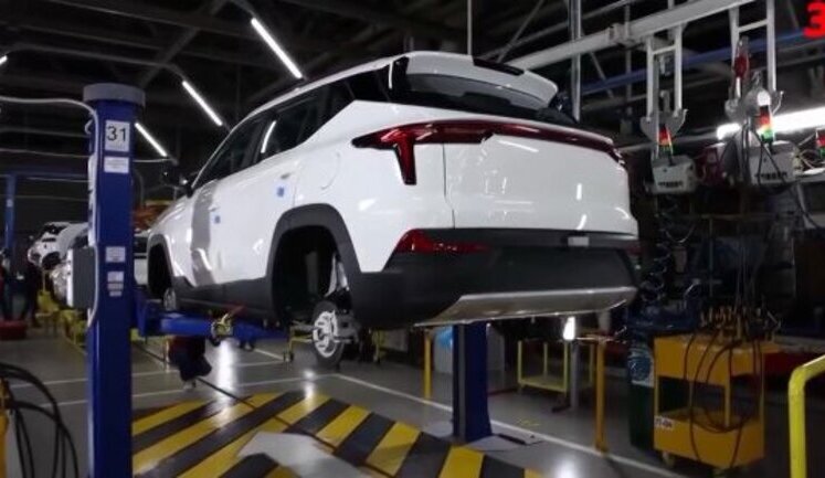 У Росії почали виробництво нового автомобіля "Москвич": "Делают их в Китае. Перед отправкой в РФ снимают несколько деталей, а тут прикручивают обратно". ВIДЕО