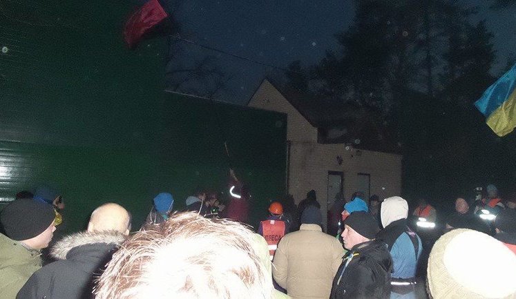 "Шестерка": "салют позора" и сломанные ворота, - Автомайдан пикетировал "дворец" Медведчука. ФОТОрепортаж+ВИДЕО