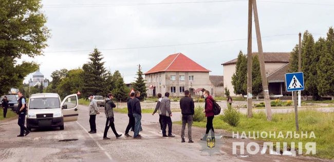 Жители прикарпатских сел перекрыли дорогу из-за ям 03 Жители прикарпатских сел перекрыли дорогу из-за ям 03