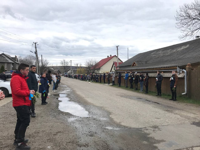 У Чернівецькій області попрощалися із загиблим у зоні ООС воїном 10-ї ОГШБр Ярославом Карлійчуком 04 У Чернівецькій області попрощалися із загиблим у зоні ООС воїном 10-ї ОГШБр Ярославом Карлійчуком 04