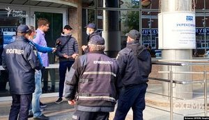 Главе "Укрэксимбанка" Мецгеру не понравился вопрос журналиста "Схем" - у оператора силой забрали технику и удалили запись. АУДИО