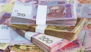 Українці почали приносити до банків більше готівки: у НБУ назвали причини