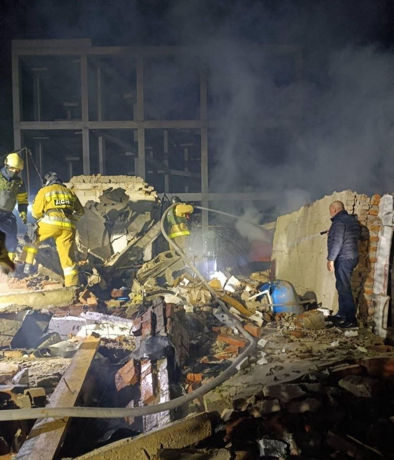 Після падіння БпЛА в Умані виникла пожежа в багатоповерхівці, зруйновано сторожову будівлю та загорілися торговельні склади