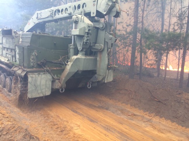 В тушении пожара в Чернобыльской зоне участвует 9 единиц специальной инженерной техники ВСУ 02