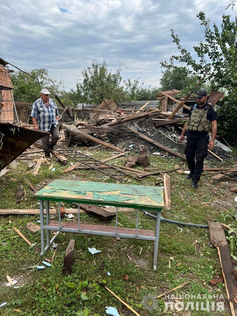 Оккупанты обстреляли Золочев в Харьковской области, повреждено помещение лицея, - Нацполиция 01