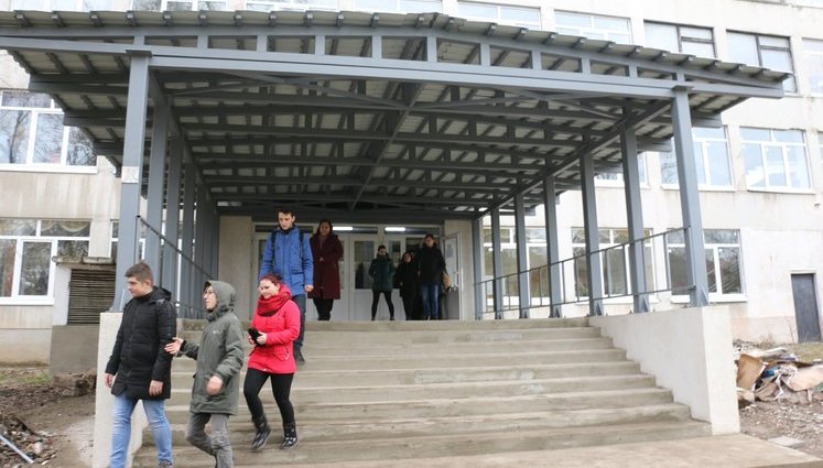 У головному корпусі коледжу в окупованій Керчі поновилися заняття після вибуху і стрілянини. ФОТОрепортаж