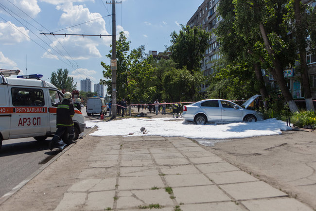 Автомобиль врезался в остановку в Днепре - погибла женщина 09
