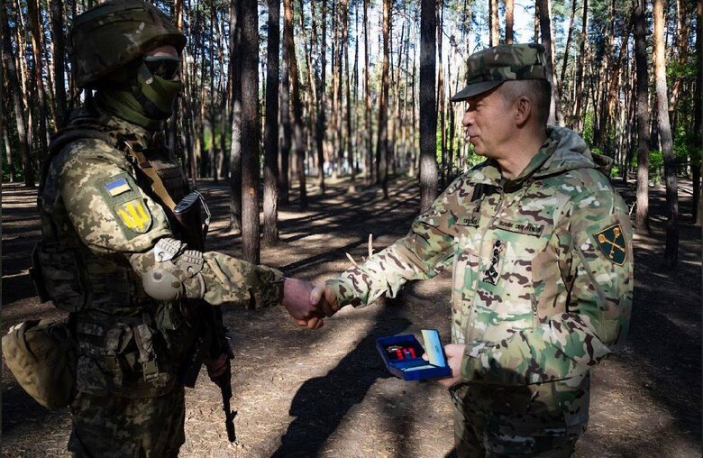 сирський нагородив військових