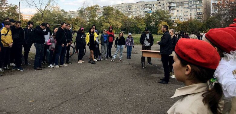 В окупованому  Маріуполі українських підлітків намагаються завербувати у неопіонерський путінюгенд, – Андрющенко 03