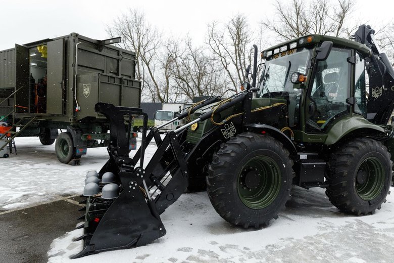 Порошенко передав партію техніки захисникам на передову