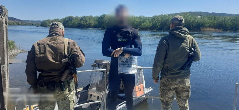 Пограничники задержали пловца в гидрокостюме на Днестре