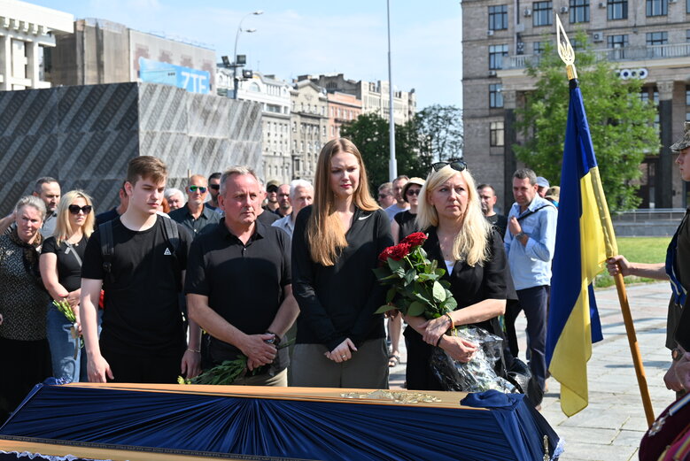 Із загиблим воїном, майданівцем Павлом Каленіченком попрощалися на Майдані Незалежності 36