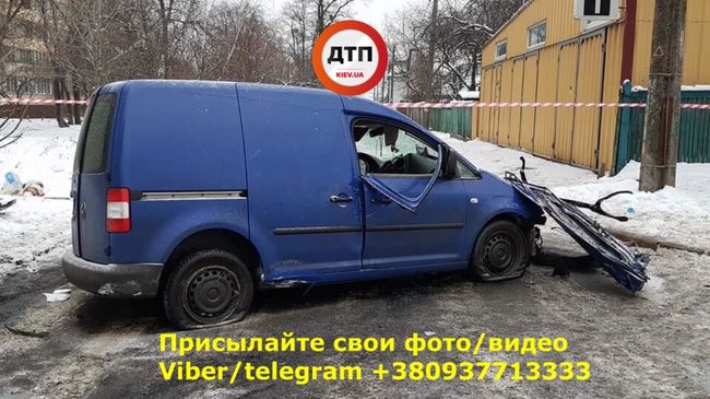 У Соломянському районі Києва автомобіль на високій швидкості влетів у стовп: водія витягали рятувальники ДСНС 04