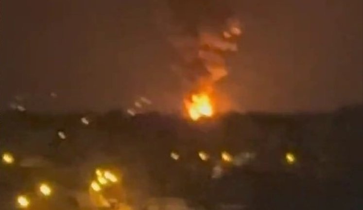 Из-за атаки дронов горит нефтебаза в российской Пензе. ВИДЕО