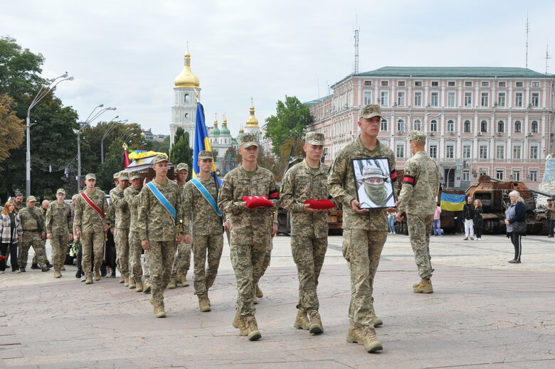 Зі спецпризначенцем Тенгрі, який загинув у бою з окупантами, попрощалися в Києві 23