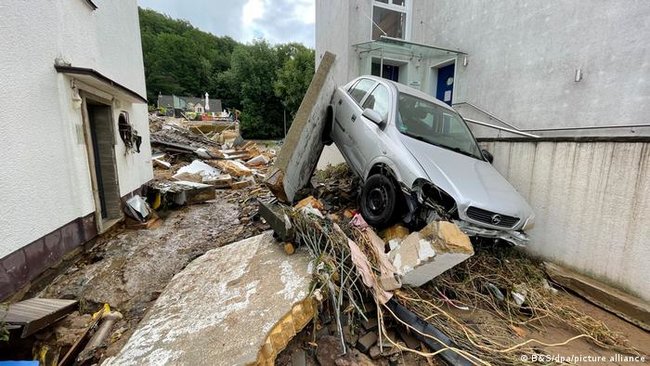 Число жертв наводнений в Германии выросло до 156, сотни людей считаются пропавшими без вести 09