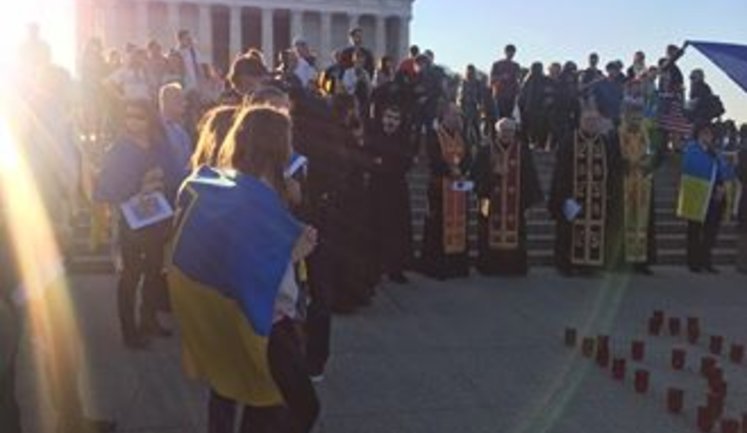 Memory of Ukrainian activists killed on Maidan honored in downtown Washington. PHOTOS