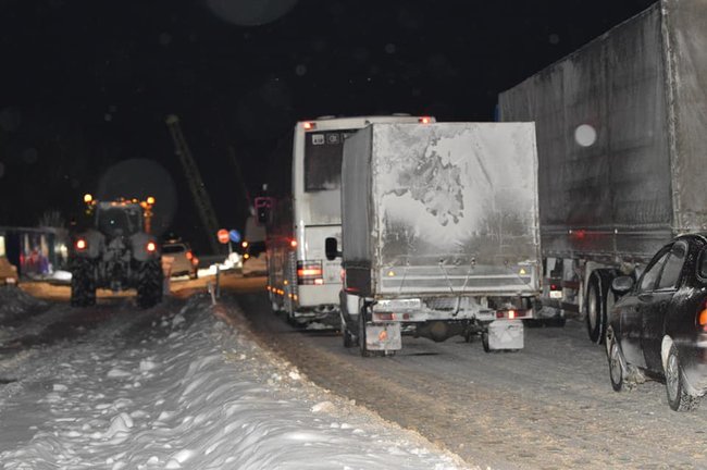 Hundreds of cars trapped by snow storm in Poltava region, entry to region to be banned for all modes of transport from 2 p.m 02
