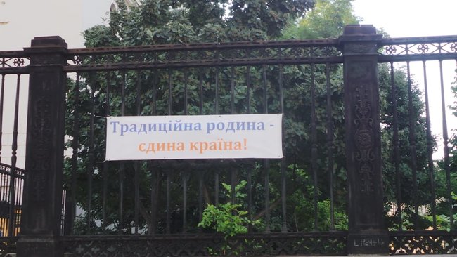 Противники КиївПрайду на стільцях перекривають шлях маршу 03