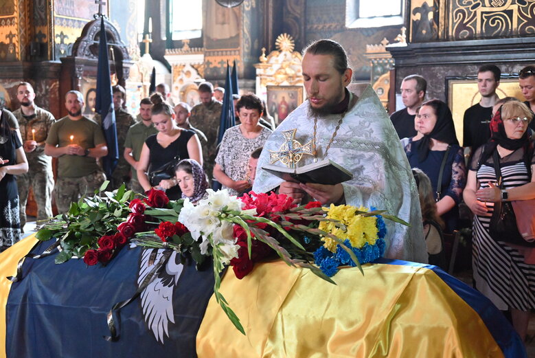 У Володимирському соборі попрощалися із загиблим у боях за Україну воїном Микитою Оптимістом Красновідом 38