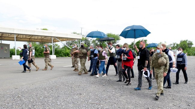 Генсек ОБСЄ Шмід відвідала КПВВ Новотроїцьке на Донеччині 03