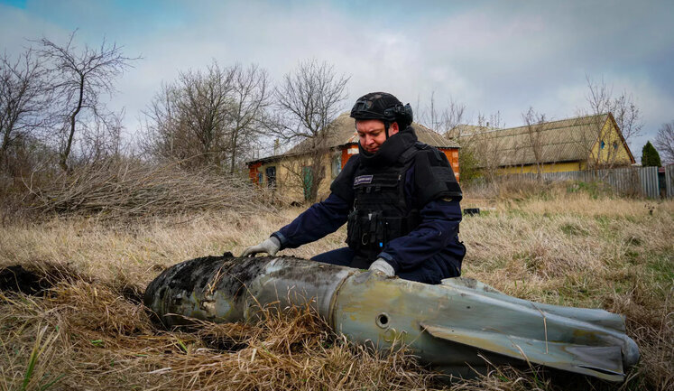 Сапери ДСНС знешкодили авіабомбу ФАБ-200 на Харківщині. ФОТО