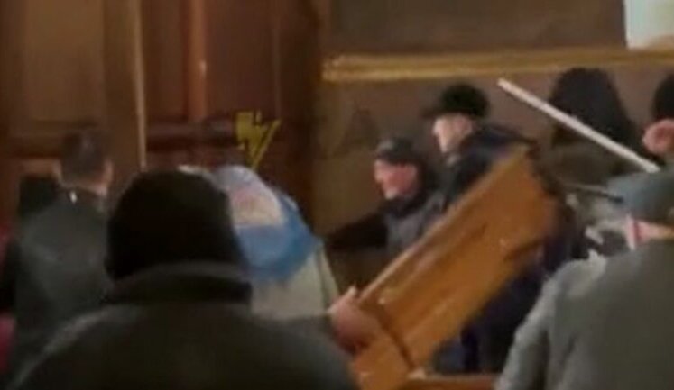 Supporters of Russian Orthodox Church seize St. Michael’s Cathedral in Cherkasy and create mess there. VIDEO