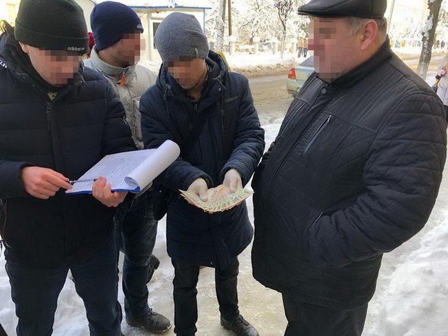 Председатель ОТГ задержан на Львовщине за получение 15 тыс. грн взятки, - СБУ 02